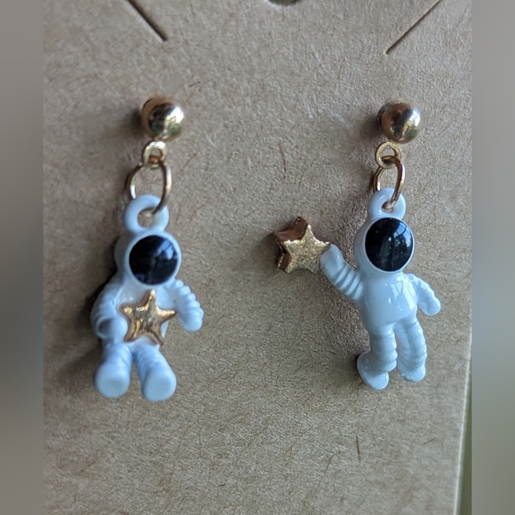 New white astronaut's catching gold stars stud closure earrings - Picture 6 of 9